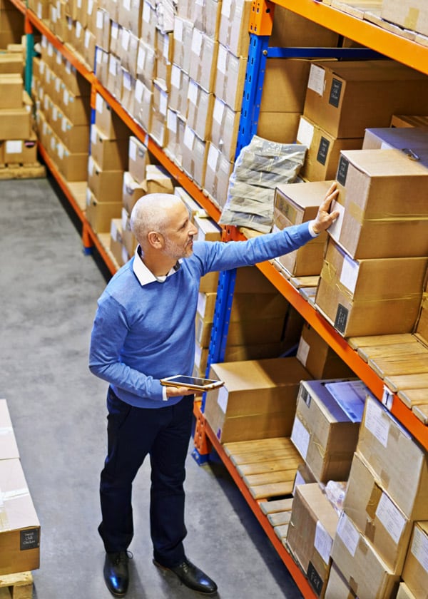 Man sorting packges in a warehouse, using labels